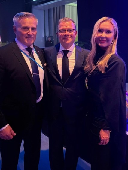 Jaakko Perhovaara, pääministeri Petteri Orpo ja Karita Kaita
