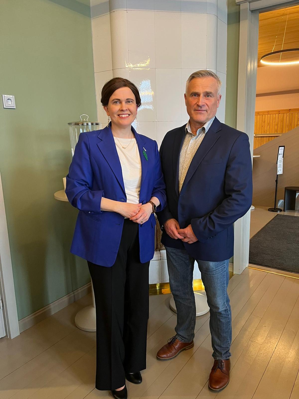 Tiede- ja kulttuuriministeri Mari-Leena Talvitie ja Jaakko Perhovaara